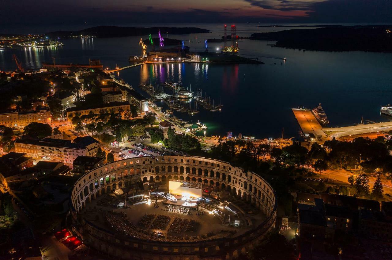 Luxury Apartment Jana With Private Parking Pula Exterior photo